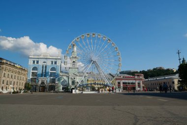 KYIV, UKRAINE, 29 Haziran 2020: Ukrayna 'nın başkenti Kyiv' in tarihi Podil Mahallesi 'nde Sözleşme Meydanı veya Sözleşme Meydanı' nda dönme dolap