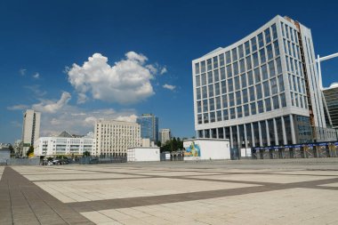 UKRAINE, KYIV, 18 Temmuz 2020: Ukrayna 'nın başkenti Kyiv' deki Olimpiyat Stadyumu olarak da bilinen Olimpiyat Ulusal Spor Kompleksi yakınlarındaki Buidings 'in görüntüsü