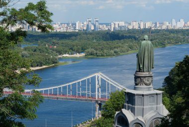 Ukrayna 'nın başkenti Kyiv' deki Aziz Vladimir Anıtı ve Yaya Köprüsü