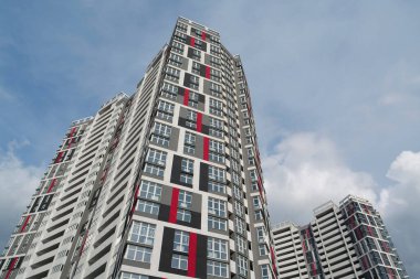 Yerleşim bölgesi üzerinde fırtına bulutları