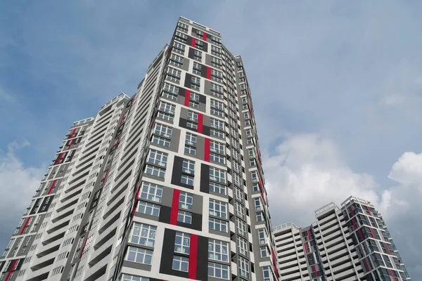 Yerleşim bölgesi üzerinde fırtına bulutları