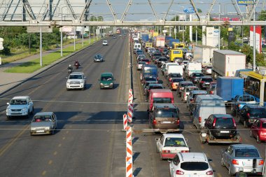 KYIV, UKRAINE, 19 Haziran 2020: Ukrayna 'nın başkenti Kyiv' deki Stepan Bandera Caddesi 'nde trafik sıkışıklığı
