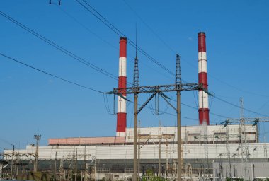 Isı elektrik santrali ve elektrik iletim kuleleri