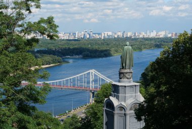 Ukrayna 'nın başkenti Kyiv' deki Aziz Vladimir Anıtı ve Yaya Köprüsü