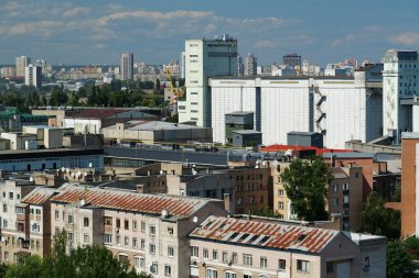 Ukrayna 'nın başkenti Kyiv' in tarihi Podil mahallesi manzarası