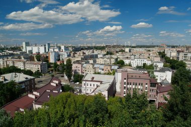 Ukrayna 'nın başkenti Kyiv' in tarihi Podil mahallesi manzarası