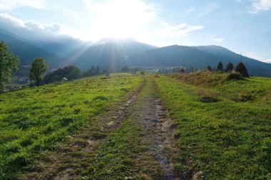 Güzel Karpat Dağları, bulutlar ve güneş ışınları