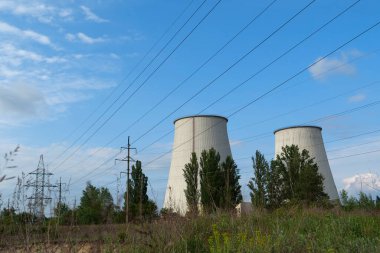 Isı elektroelektrik santralinin panorama görüntüsü, su soğutma kuleleri