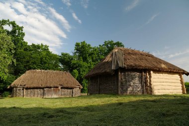 Ahşap evleri olan eski bir köy.
