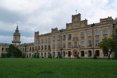 KYIV, UKRAINE, 23 Haziran 2020: Ukrayna Ulusal Teknik Üniversitesi veya Kyiv Politeknik Enstitüsü 'nün ana binası yakınındaki insanlar, NTUU KPI, Kyiv' deki büyük üniversite