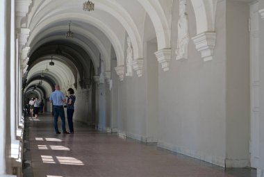 KYIV, UKRAINE, 23 Haziran 2020: Ulusal Teknik Ukrayna Üniversitesi veya Kyiv Politeknik Enstitüsü, NTUU KPI 'nin ana binasındaki insanlar, salgın Covid-19 sırasında