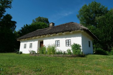 Yerleşim yerinin çatısında eski beyaz Ukrayna kulübesi