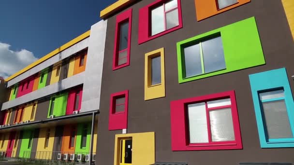 Novo edifício com janelas coloridas — Vídeo de Stock