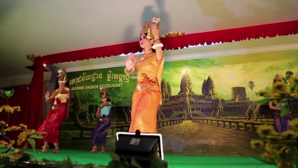 Hagyományos apsara dance, a helyi étteremben siem reap városa, Kambodzsa — Stock videók