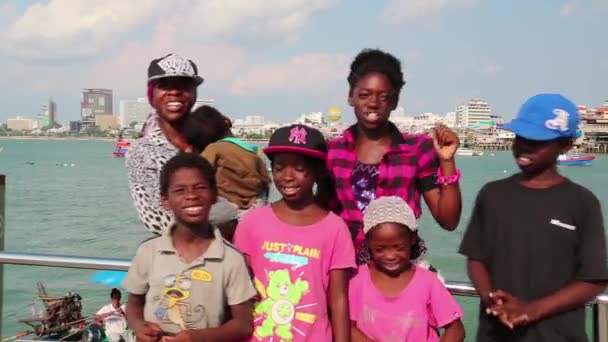 La famille afro-américaine chante une chanson sur la rive du golfe du Siam à Pattaya.Partie 1 — Video