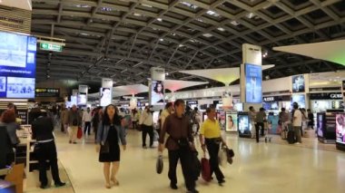 insanlar içinde Tayland bangkok Uluslararası Havaalanı duty free mağazasında