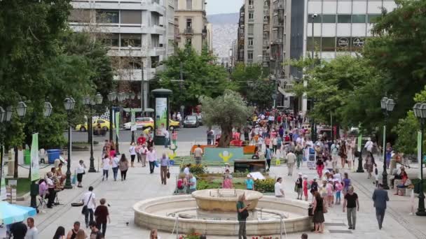 Personas en la Plaza Syntagma en Atenas, Grecia — Vídeo de stock