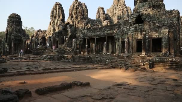 Personas en Bayon - complejo de templos Khmer en Angkor Thom — Vídeo de stock