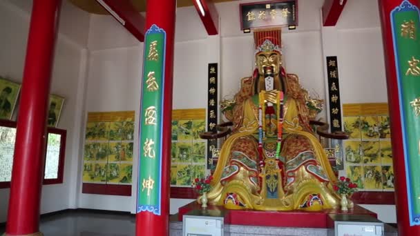 Interior del templo budista cerca de la estatua de Buda Dorado en Pattaya, Tailandia — Vídeos de Stock