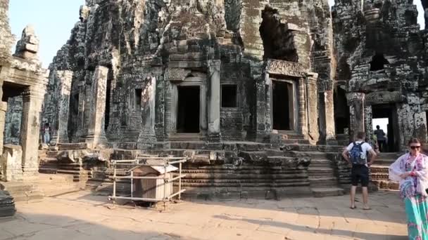 Pessoas em Bayon - Complexo de templos Khmer em Angkor Thom, Siem Reap, Camboja — Vídeo de Stock