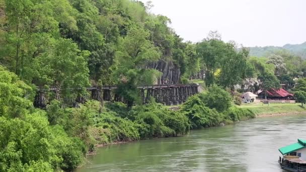 Старая железная дорога возле реки Квай — стоковое видео