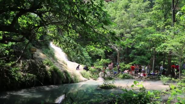 Persone nel Parco Nazionale di Erawan e cascata di Erawan nella Thailandia occidentale — Video Stock