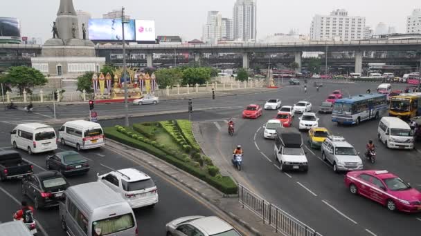 Trafic routier près de Victory Monument à Bangkok, Thaïlande — Video