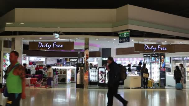 People in duty free store inside Bangkok international airport in Thailand — Stock Video