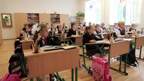 Školák v učebně — Stock video