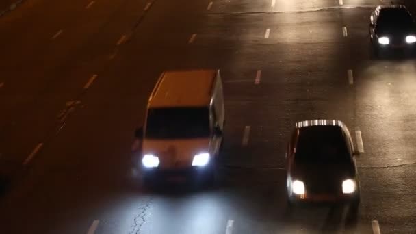 Het wegverkeer in de nacht-tijd — Stockvideo