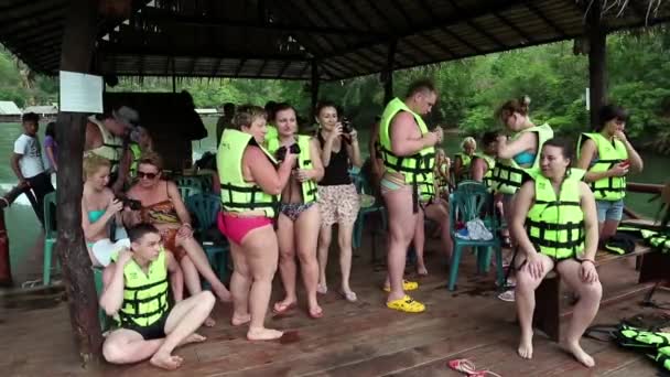 Menschen treiben auf Floß — Stockvideo