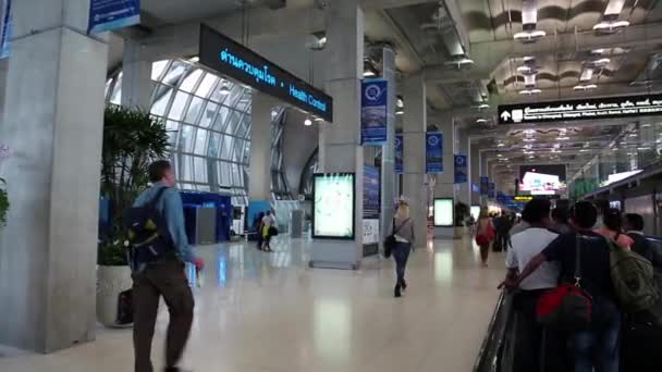 Ludzi na lotnisku w Bangkoku — Wideo stockowe