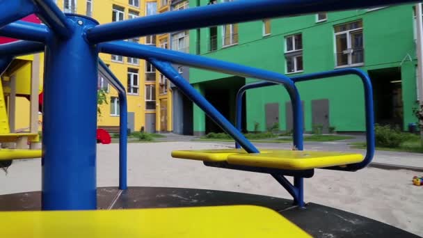 Feliz-go-round en el parque infantil — Vídeo de stock