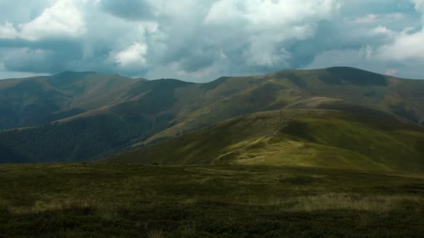 Caducidad de las nubes de tormenta en las montañas — Vídeos de Stock