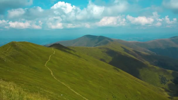 Zaman atlamalı bulutlar dağlar içinde — Stok video