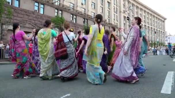 Mujeres en trajes tradicionales hindúes — Vídeo de stock
