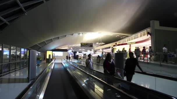 Ludzie na travelator wewnątrz międzynarodowy port lotniczy — Wideo stockowe