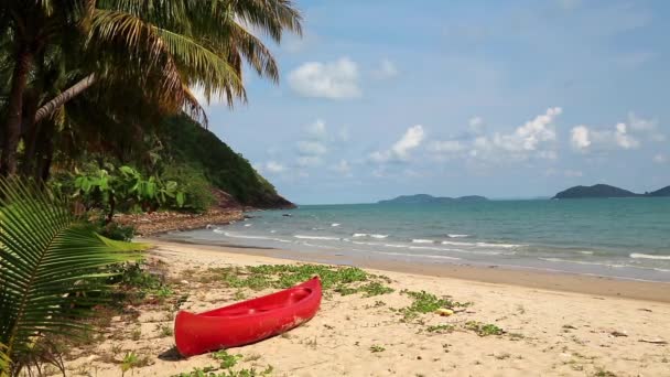 Canoa roja en la playa tropical — Vídeos de Stock