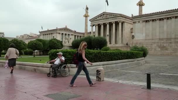 Berooid gehandicapte persoon op ongeldige stoel — Stockvideo