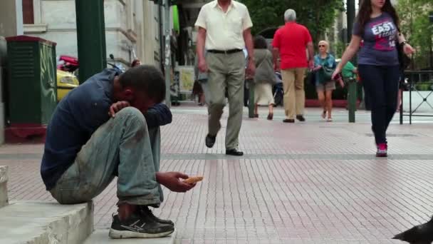 Mendigo e pessoas na rua — Vídeo de Stock