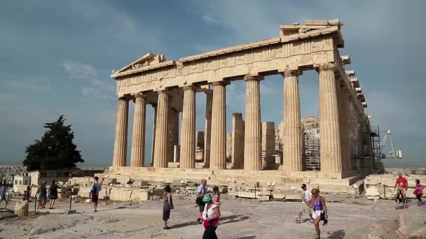 Mensen in de buurt van de parthenon — Stockvideo