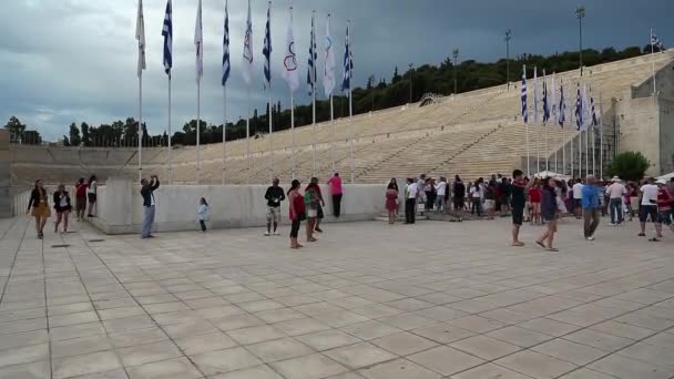 Ludzie w pobliżu Stadion panathenaic w Atenach — Wideo stockowe