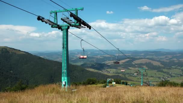 Menschen auf Seilbahn in den Bergen — Stockvideo