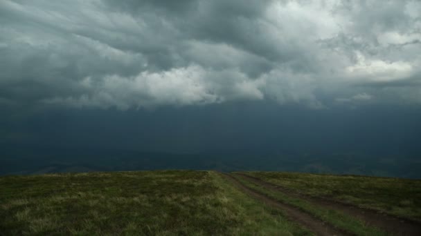 Nubes de tormenta en las montañas — Vídeo de stock