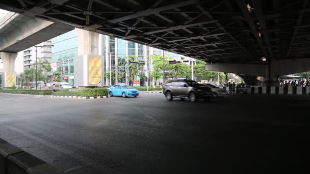 Wegverkeer onder brug in Bangkok — Stockvideo