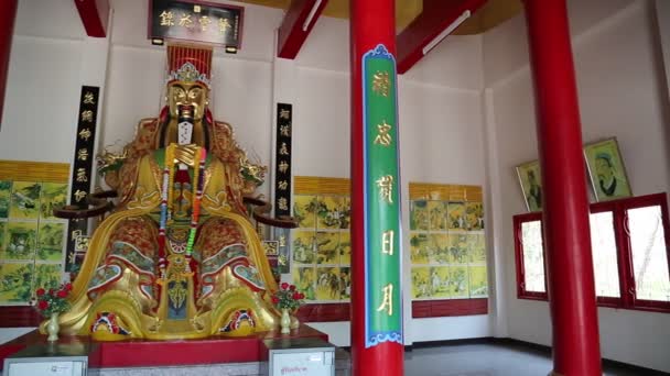 Interior of buddhist temple in Pattaya — Stock Video