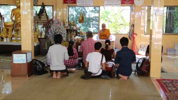 Mensen binnen boeddhistische tempel, Pattaya — Stockvideo