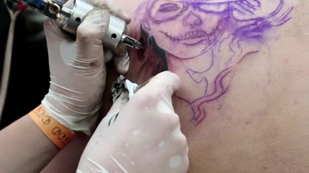 Tatuaje en la espalda — Vídeo de stock