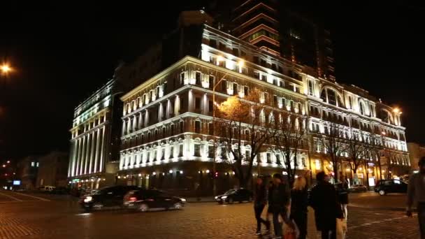 Edificio con iluminación nocturna — Vídeo de stock