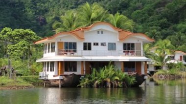 Tekne-evi avuç içi arasında